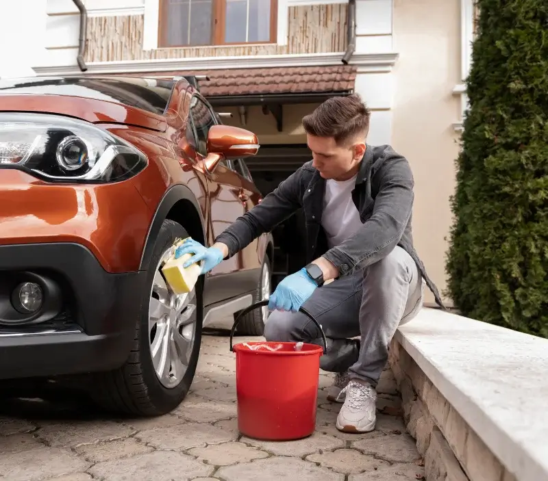 Lavage auto à domicile Colombiers-du-Plessis : professionnel intervenant sur un véhicule